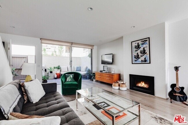 Building Photo - 960 N San Vicente Blvd Unit 8 Rental