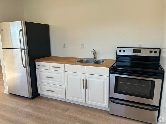 Building Photo - 1038 S Coast Hwy 101 Unit D Rental