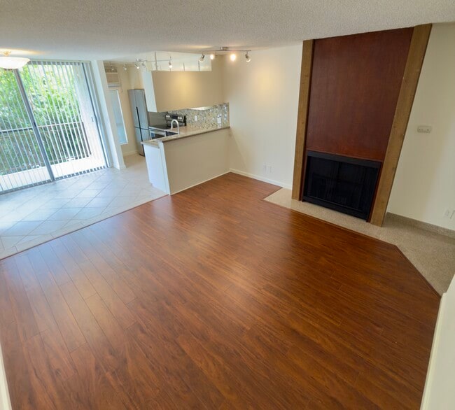 Apt. 21 -- Living Area 1 - 659 S Cloverdale Ave
