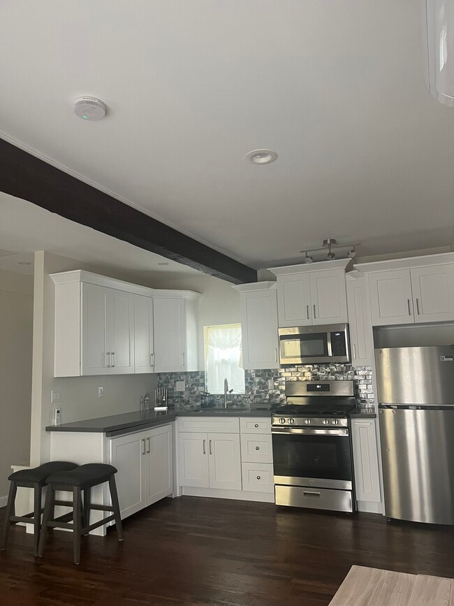 Building Photo - 3425 E 5th St Unit Downstairs 3423 Rental