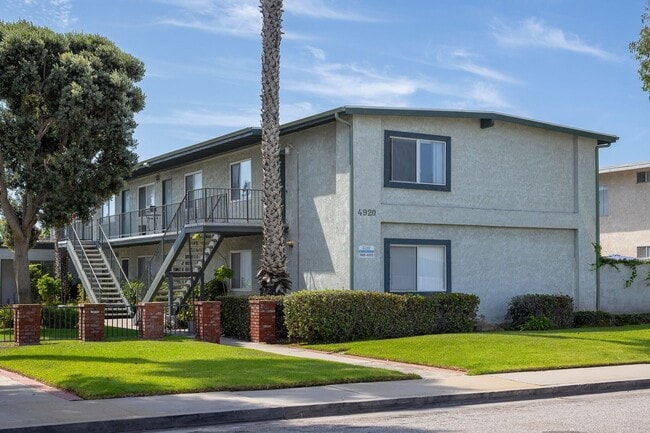 Building Photo - 2 Bedroom + 1 Bathroom Apartment | Oxnard Shores | Unfurnished