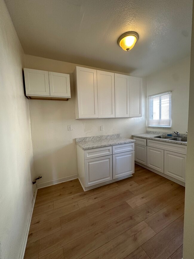 Kitchen - 1125 W 85th St Unit B