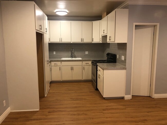 Building Photo - 1040 N Laurel Ave Unit 9