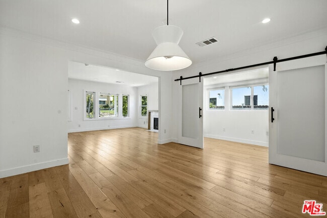 Building Photo - 1054 S Plymouth Blvd Rental