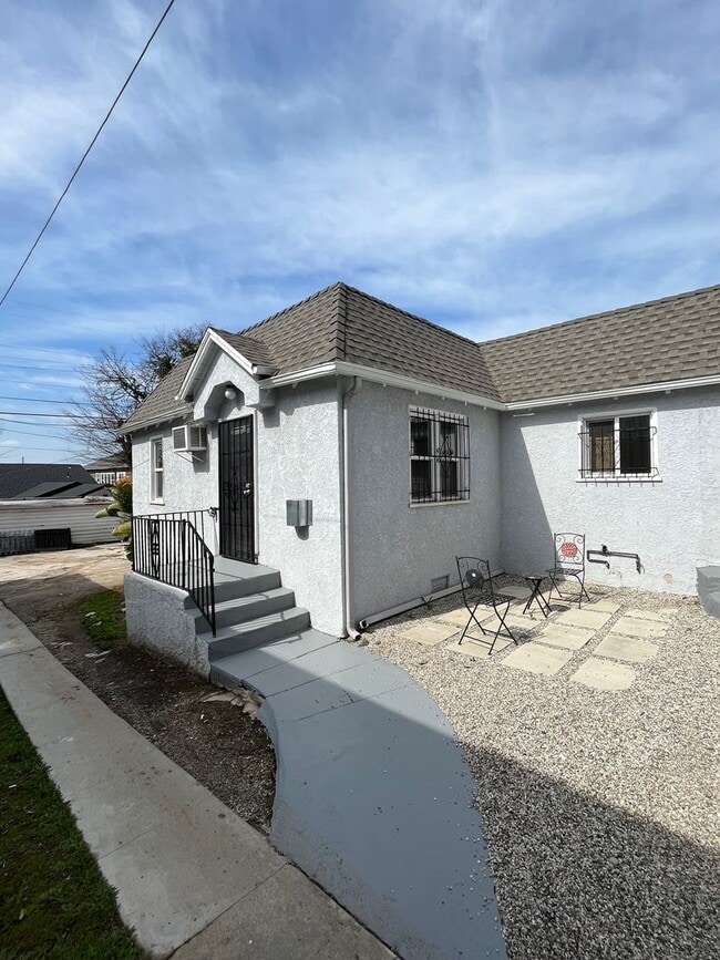 Building Photo - 3926 W 28th St Unit 3926 1/2 W 28th St