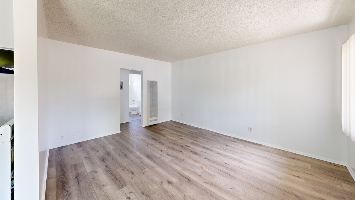 3D Tour - 2135 Santa Fe Ave.