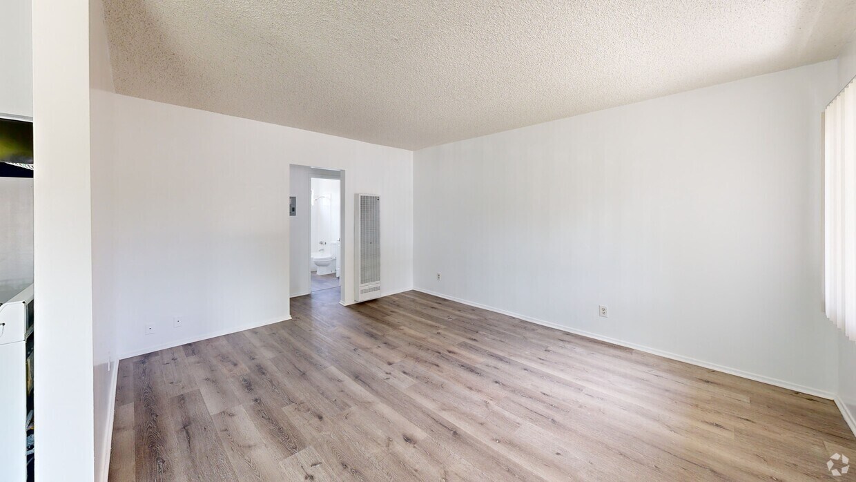 3D Tour - 2135 Santa Fe Ave.