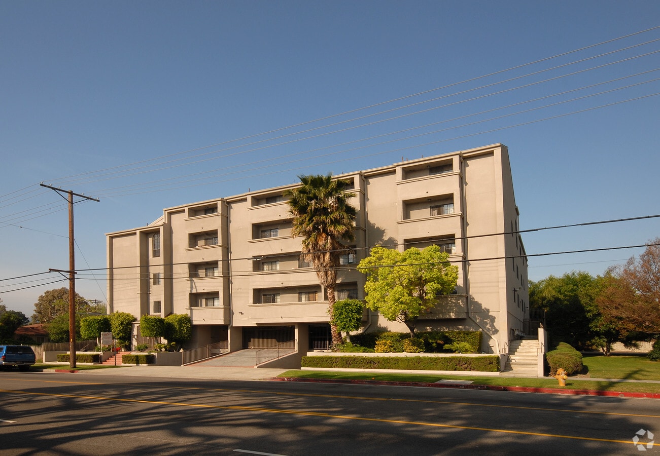 Photo - 4651 Cahuenga Blvd Apartments