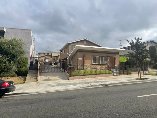 Building Photo - 918 Centinela Ave Rental