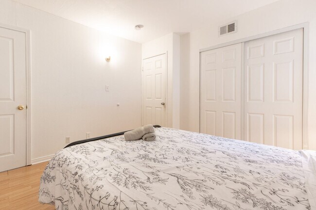 Photo - Cozy Zen Retreat Home with 4BD+3BA  Share ...