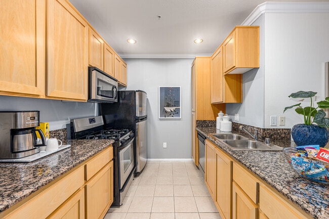 2BR, 2BA - 946SF - Kitchen - The Orsini