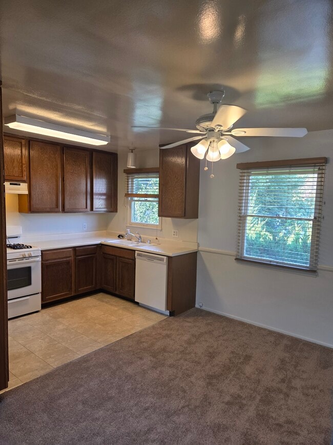 Building Photo - 5005 Whitsett Ave