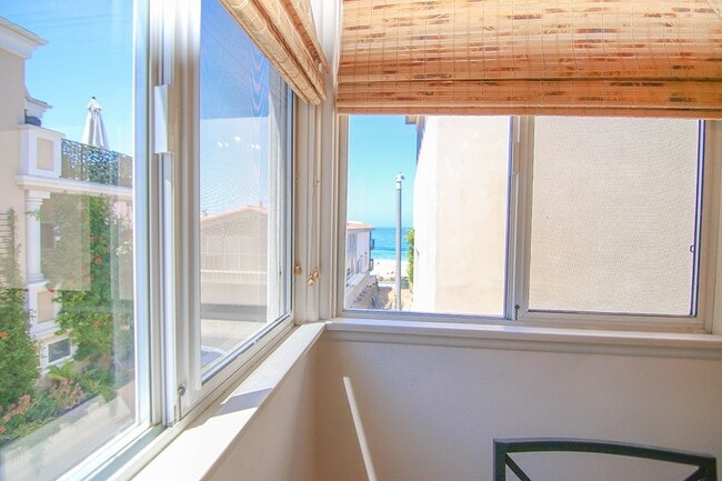 Building Photo - 116 24th St Unit REAR