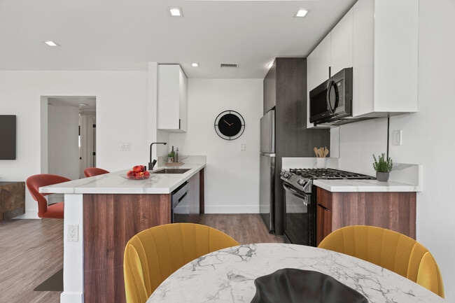 Photo - 701 N. Hill Pl.