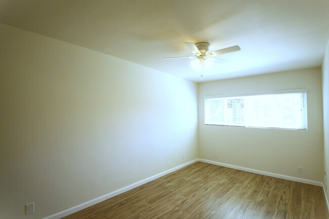 Photo - 7125 Hawthorn Ave