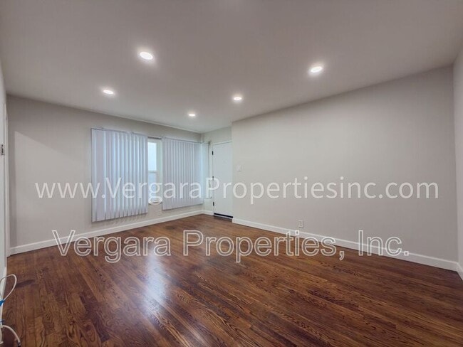 Photo - 611 Amapola Ave