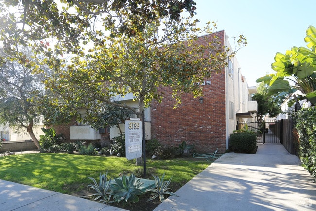 Building Exterior - Entryway - 3739 Clarington Ave Apartments
