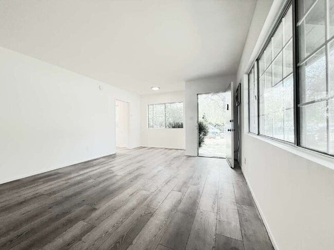 Building Photo - 10565 Camarillo St