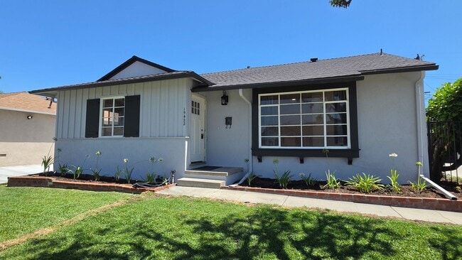 Building Photo - East Whittier 3 Bed 1.5 Bath House With Remodeled Kitchen and Bathrooms Available Now!