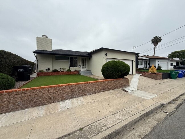 Building Photo - Renovated in 2023!! 4BD/2BA; Quick Walk to...