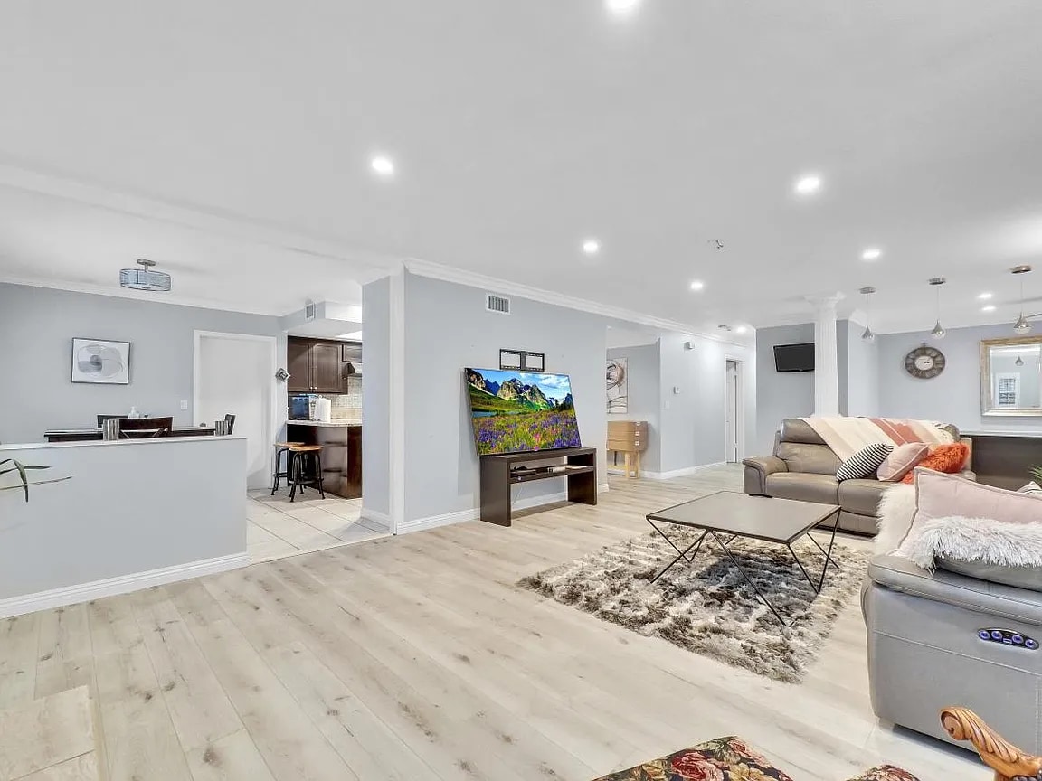 Photo - 15572 Primrose Ln