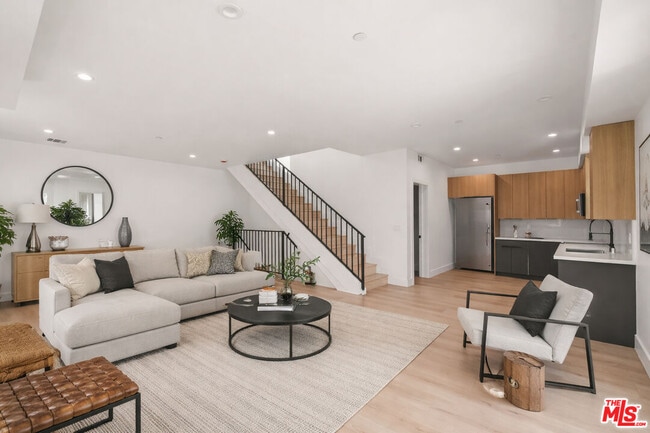 Building Photo - 913 N Hobart Blvd Unit 3/4