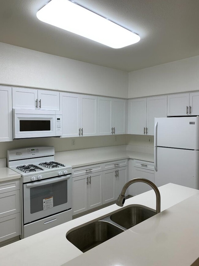 Building Photo - 12364 Carmel Country Rd Unit 207