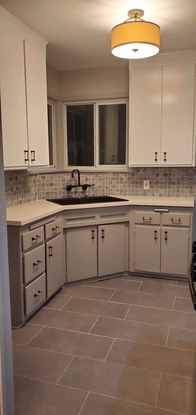 kitchen - 614 N Madison Ave Unit 614