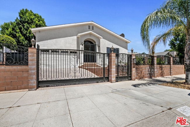 Photo - 12643 Archwood St