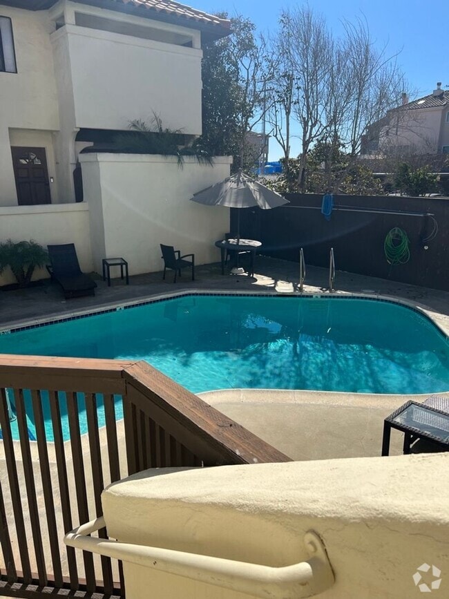 Building Photo - Meticulously maintained condo - 2 main bed...