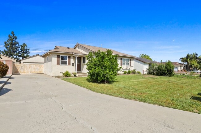 Building Photo - Spacious 3 Bedroom 2 Bath Available Now!