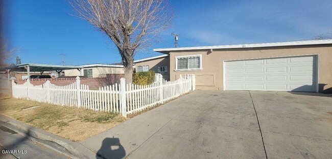 Photo - 815 W Ave H 7
