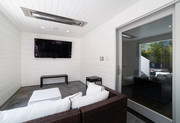 Great inside/outside living space - 524 14th St House