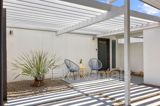 Photo - 915 E Racquet Club Rd