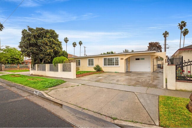 Building Photo - 430 E 184th St