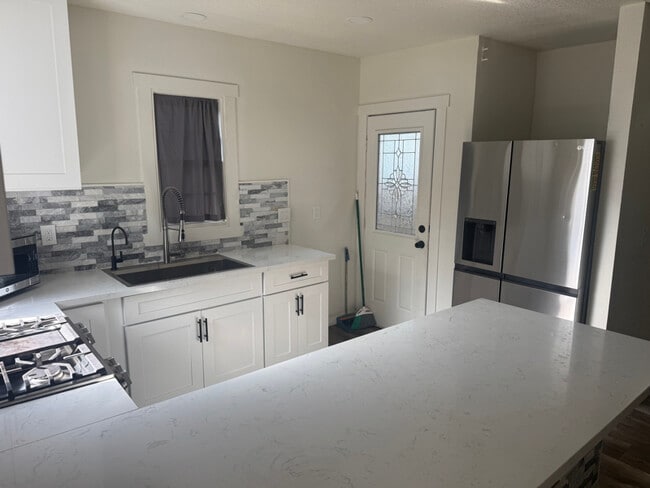 Building Photo - 1304 E 9th St