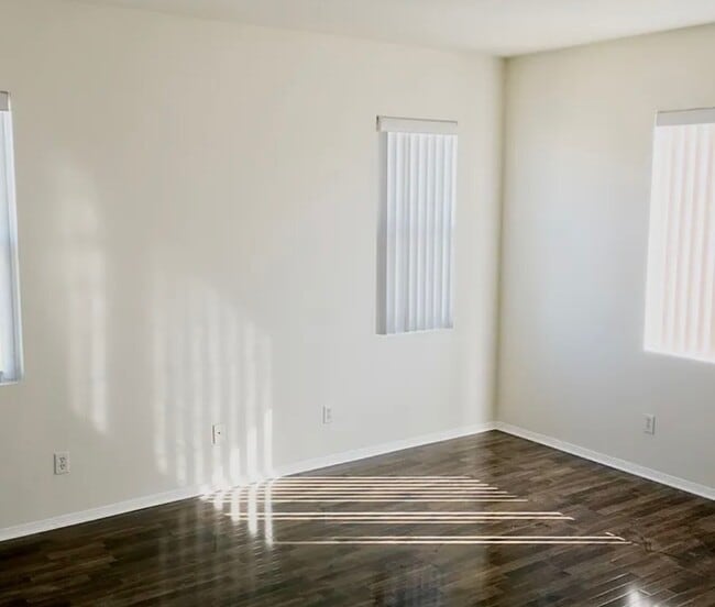 Photo - 4960 Tyler St