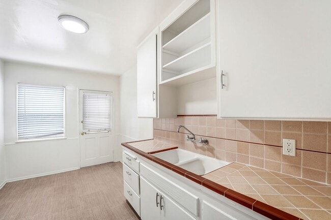 Photo - Washington Blvd. Marina Apartments - near ... Unit 553 1/2