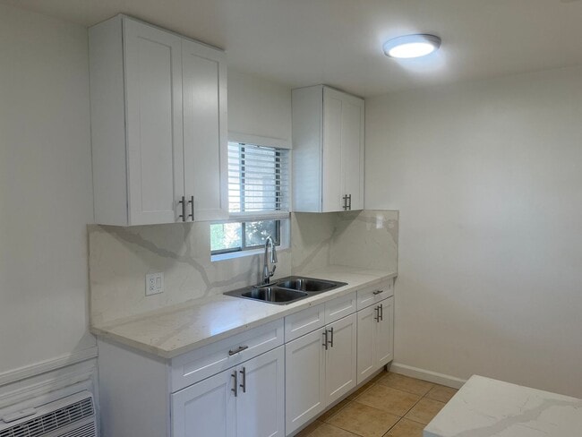 Photo - 6600 Whitsett Ave Unit 01