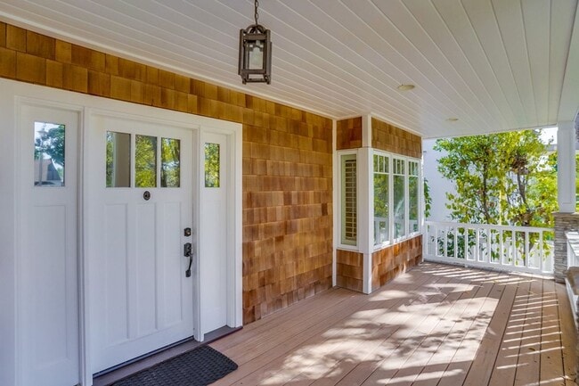 Photo - Beautiful 4 Bed/4 Bath Family Home w/pool Available Now!!