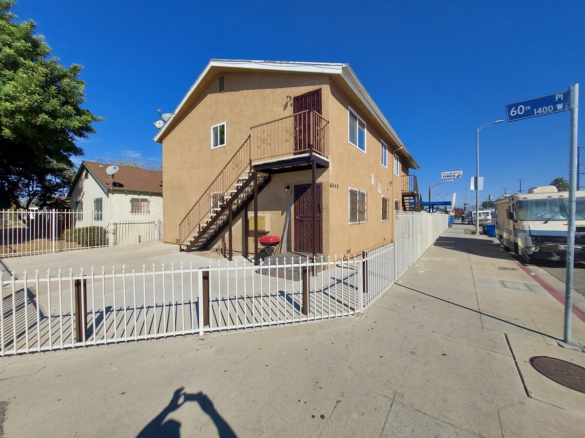 Photo - 6049 S Normandie Ave Unit 4
