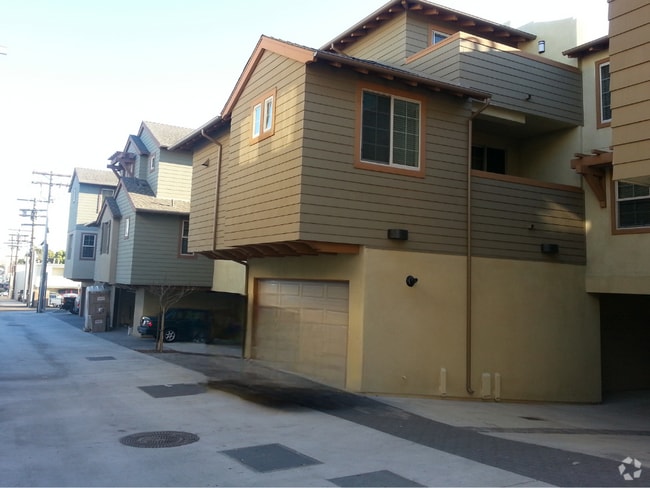 Building Photo - 1056 Pearl St Rental
