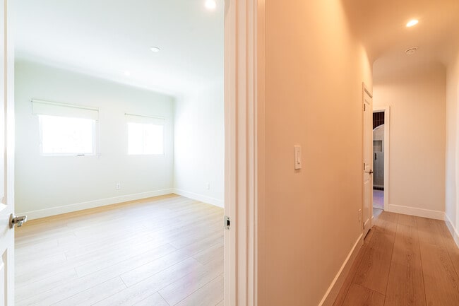 Building Photo - 4639 W 18th St Unit 4639
