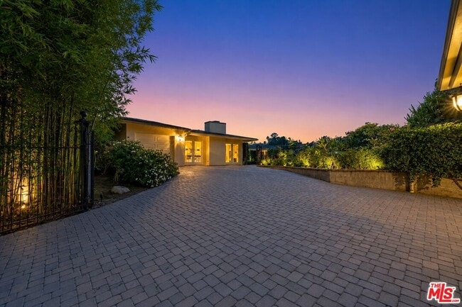 Photo - 1457 Claridge Dr