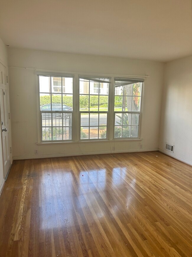 Living room - 4303 Beverly Glen Blvd Apartments Unit 4303