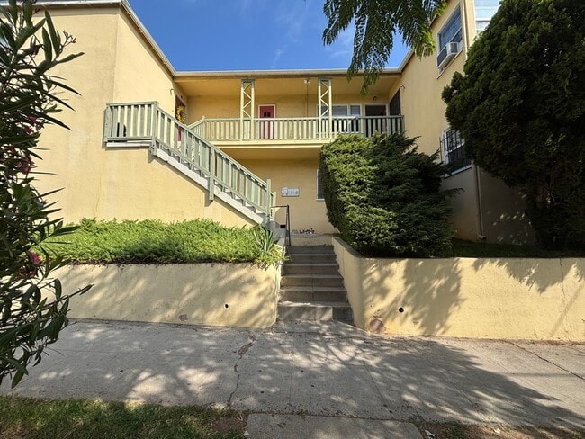 Building Photo - Sunset Drive, 4363-4377 Unit 4373