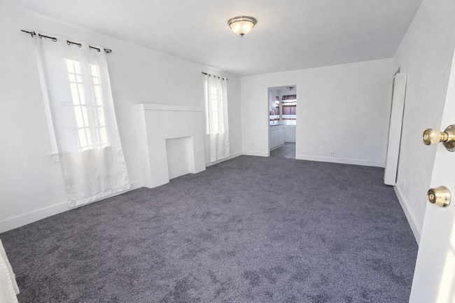 Photo - 1007 W 74th St