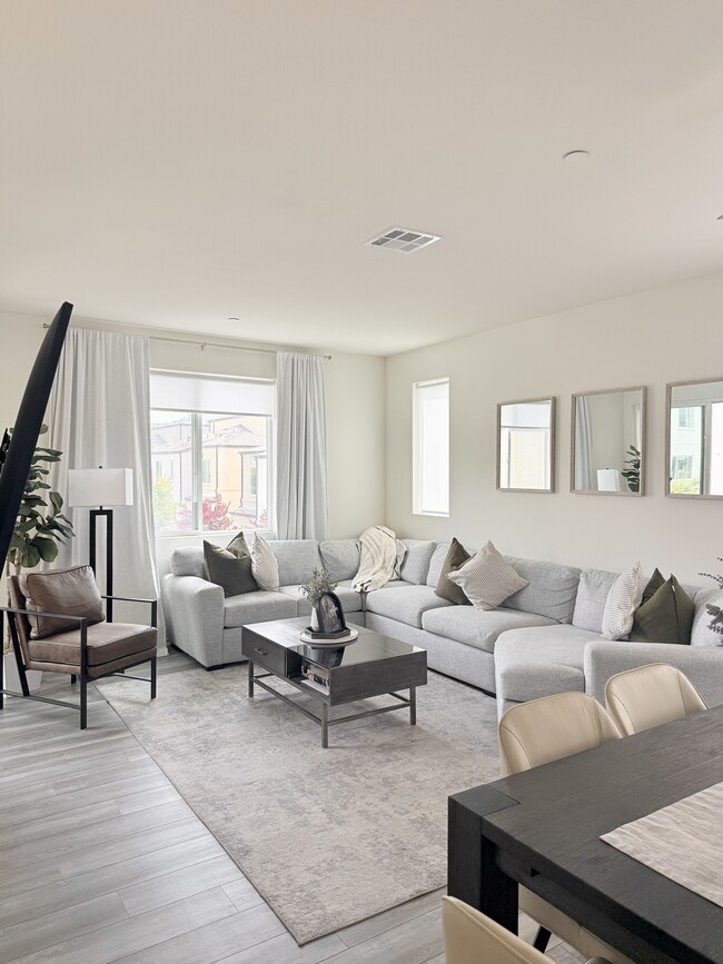 Building Photo - 5216 Beachfront Cove St Unit 47