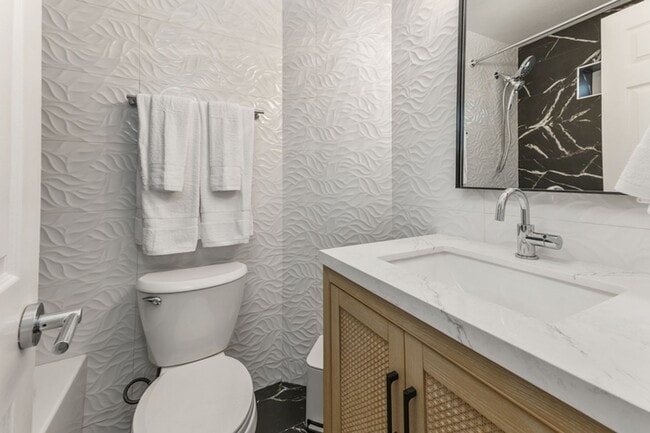 Photo - NEW Remodeled and furnished, 4 bed 3 bath available September 2026 to May 2027