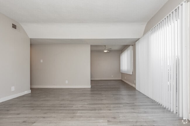 3BR, 2BA - 1,372SF - Living Room/Dining Room - 12236 Manor Dr.